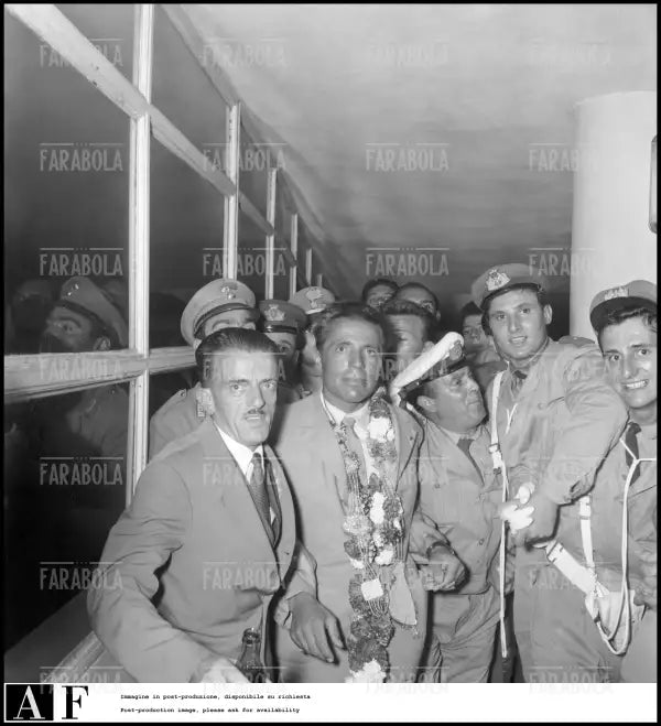 Spedizione al K2, Achille Compagnoni arriva a Linate, Milano, 1954 - Farabola Immagine digitale