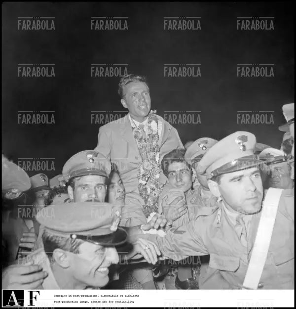 Spedizione al K2, Achille Compagnoni arriva a Linate, Milano, 1954 - Farabola Immagine digitale