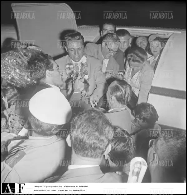 Spedizione al K2, Achille Compagnoni arriva a Linate, Milano, 1954 - Farabola Immagine digitale