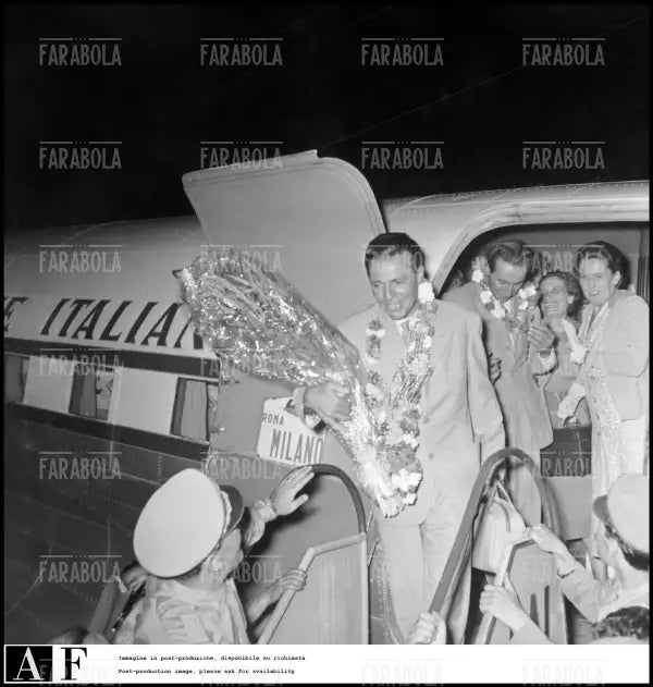 Spedizione al K2, Achille Compagnoni e Ubaldo Rey arrivano a Linate, Milano, 1954 - Farabola Immagine digitale