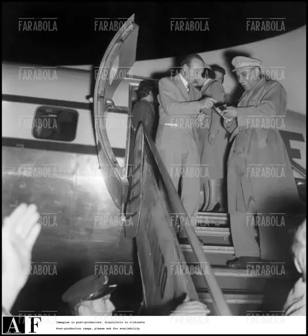 Spedizione al K2, Ardito Desio arriva a Linate, Milano, 1954 - Farabola Immagine digitale