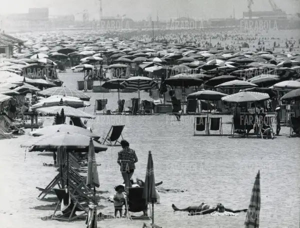 Spiaggia a Rimini, anni 60 - Farabola Immagine digitale