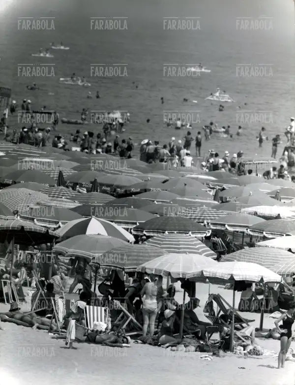 Spiaggia a Rimini, anni 60 - Farabola Immagine digitale