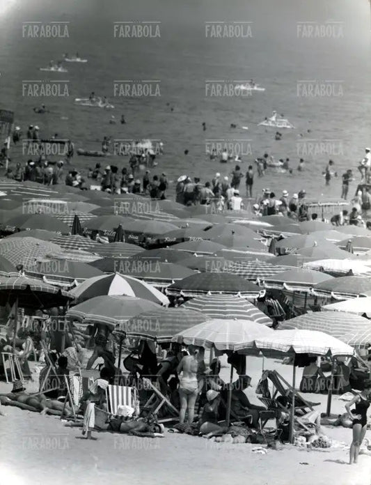 Spiaggia a Rimini, anni 60 - Farabola Immagine digitale