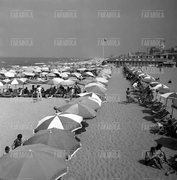 Spiaggia a Viareggio, 1959 - Farabola Immagine digitale