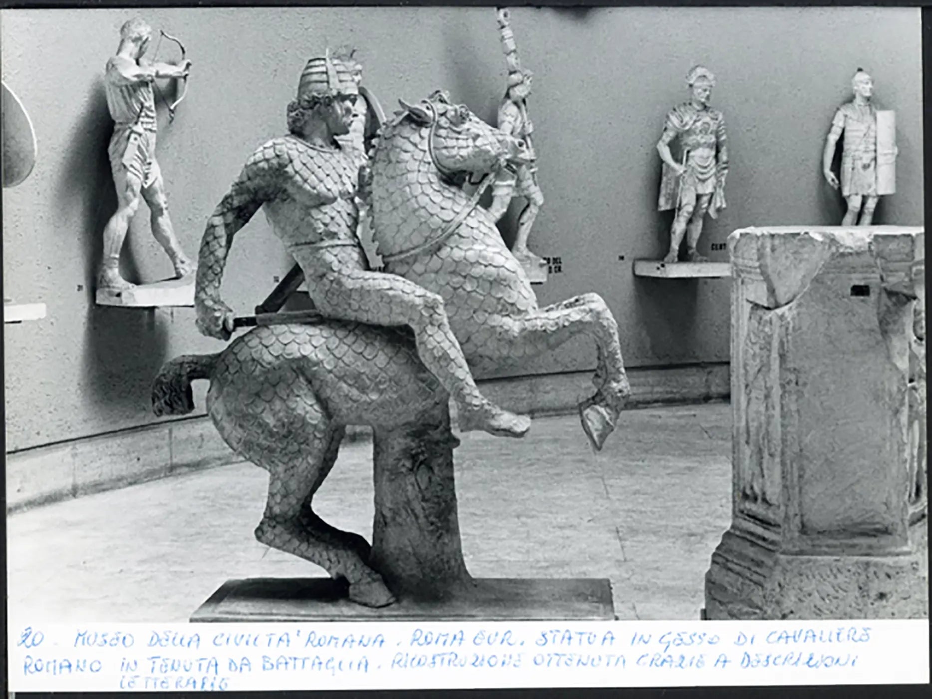 Statua di Cavaliere Romano in tenuta da battaglia Ft 5044 - Stampa 24x18 cm - Farabola Stampa ai sali d'argento (anni 90)