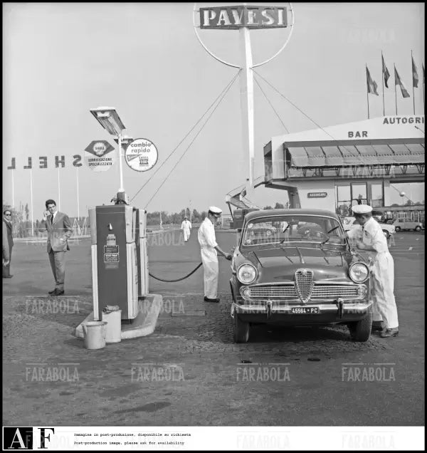 Stazione di servizio Shell sull'Autostrada del Sole, 1962 - Farabola Immagine digitale