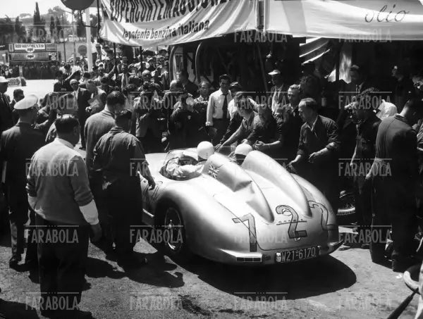 Stirling Mos su Mercedes - Benz 300 SLR, Mille Miglia, 1955 - Farabola Immagine digitale