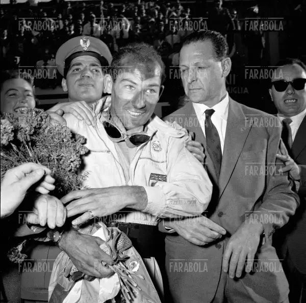 Stirling Moss acclamato dai tifosi, Mille Miglia, 1955 - Farabola Immagine digitale