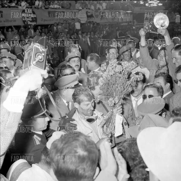 Stirling Moss acclamato dai tifosi, Mille Miglia, 1955 - Farabola Immagine digitale