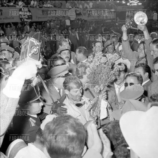 Stirling Moss acclamato dai tifosi, Mille Miglia, 1955 - Farabola Immagine digitale