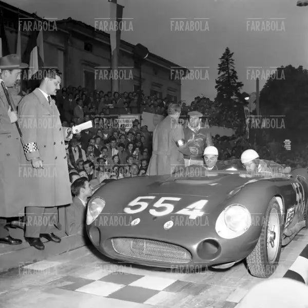 Stirling Moss e Denis Jenkison su Maserati 350 S Fantuzzi, Mille Miglia, 1956 - Farabola Immagine digitale