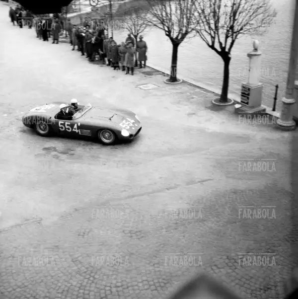 Stirling Moss e Denis Jenkison su Maserati 350 S Fantuzzi, Mille Miglia, 1956 - Farabola Immagine digitale