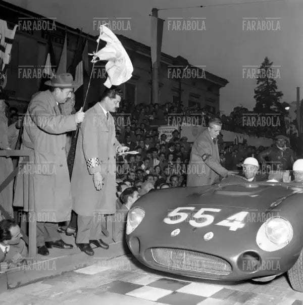 Stirling Moss e Denis Jenkison su Maserati 350 S Fantuzzi, Mille Miglia, 1956 - Farabola Immagine digitale