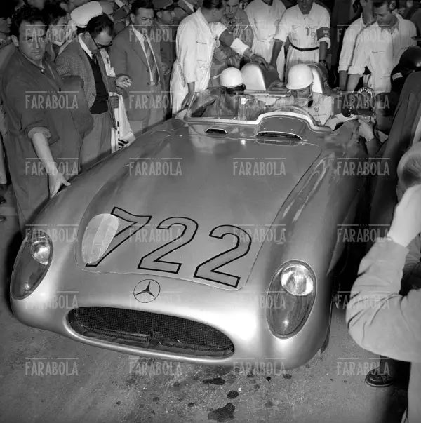 Stirling Moss e Denis Jenkison su Mercedes - Benz 300 SLR, Mille Miglia, 1955 - Farabola Immagine digitale
