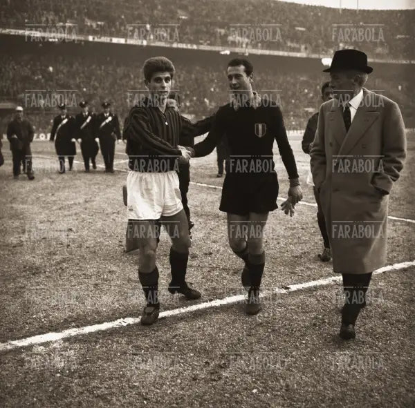 Stretta di mano tra Gianni Rivera e Giuliano Sarti, Milan vs Inter, 1964 - Farabola Immagine digitale