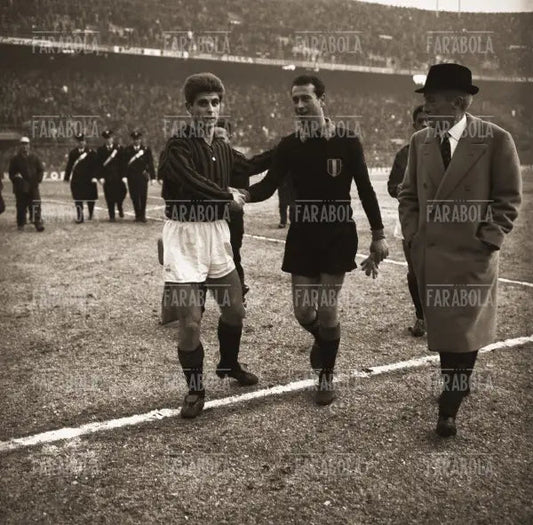Stretta di mano tra Gianni Rivera e Giuliano Sarti, Milan vs Inter, 1964 - Farabola Immagine digitale