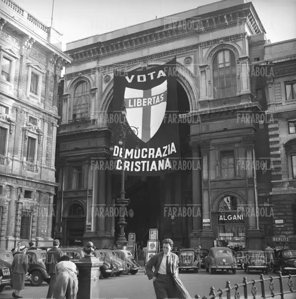 Striscione della DC in Galleria Vittorio Emanuele II, Milano, 1953 - Farabola Immagine digitale