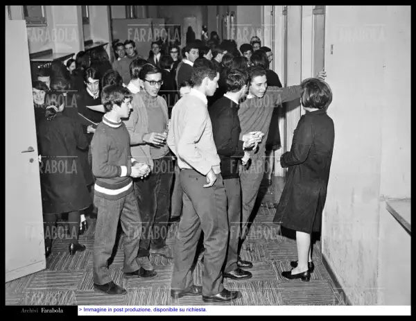 Studenti al Liceo Berchet, Milano, 1969 - Farabola Immagine digitale