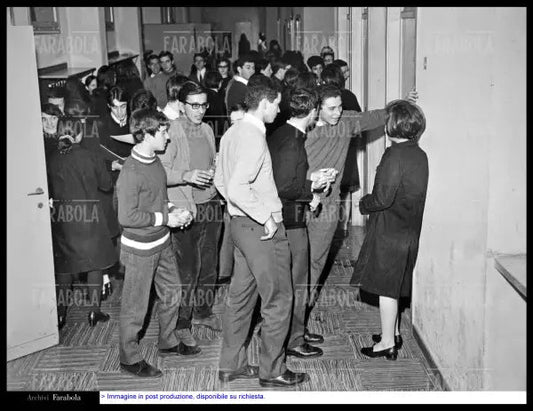 Studenti al Liceo Berchet, Milano, 1969 - Farabola Immagine digitale