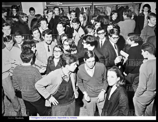 Studenti al Liceo Berchet, Milano, 1969 - Farabola Immagine digitale
