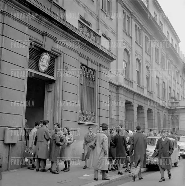 Studenti all'uscita dal Liceo Berchet, Milano, 1959 - Farabola Immagine digitale