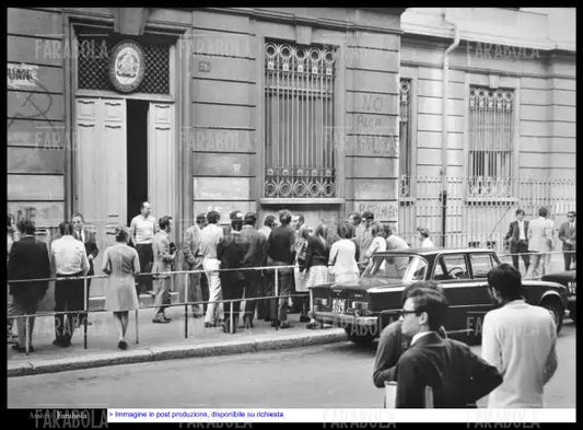 Studenti davanti al liceo Berchet, Milano, 1969 - Farabola Immagine digitale