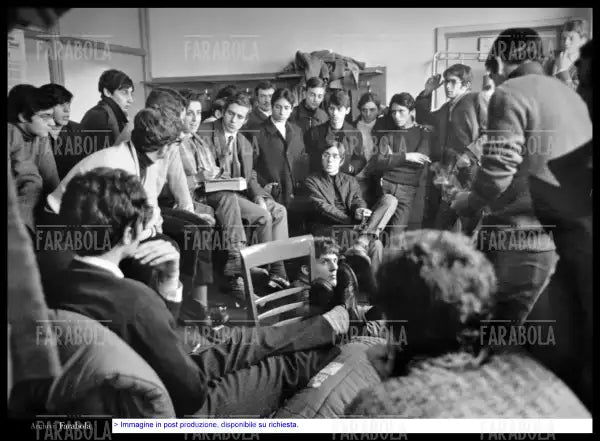 Studenti durante l'occupazione dell'Istituto Ettore Conti, Milano, 1968 - Farabola Immagine digitale