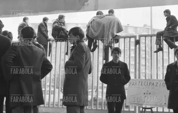 Studenti durante l'occupazione dell'Istituto Ettore Conti, Milano, 1968 - Farabola Immagine digitale