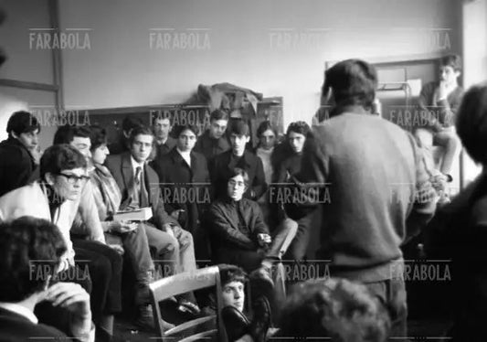 Studenti durante l'occupazione dell'Istituto Ettore Conti, Milano, 1968 - Farabola Immagine digitale