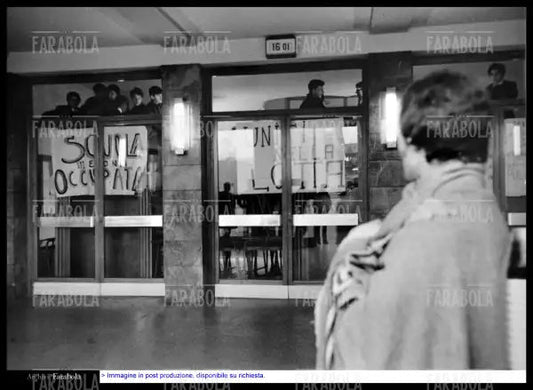 Studenti durante l'occupazione dell'Istituto Ettore Conti, Milano, 1968 - Farabola Immagine digitale