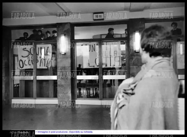 Studenti durante l'occupazione dell'Istituto Ettore Conti, Milano, 1968 - Farabola Immagine digitale