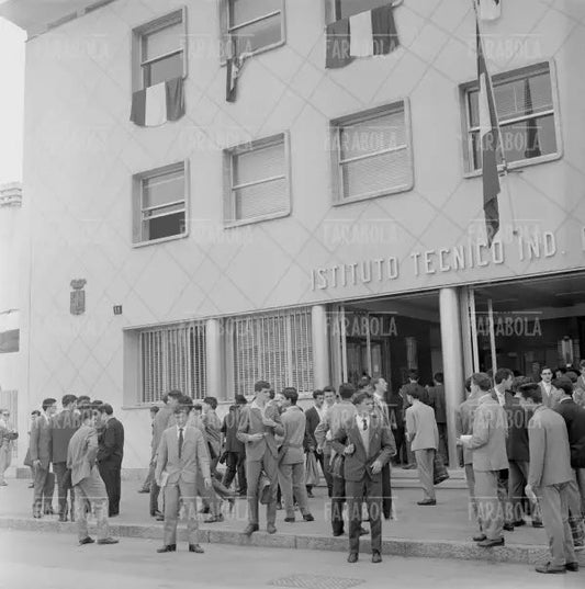 Studenti fuori dall'Istituto Tecnico Industriale, Milano, 1960 - Farabola Immagine digitale