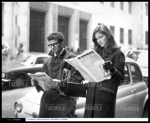 Studenti leggono La Zanzara fuori dal liceo Parini, Milano, 1966 - Farabola Immagine digitale