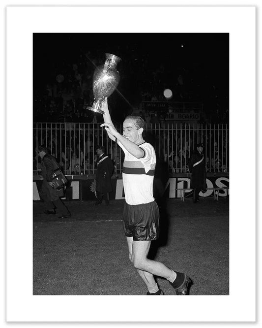 Suarez alza la Coppa Campioni, Inter 1965 - Farabola Fotografia