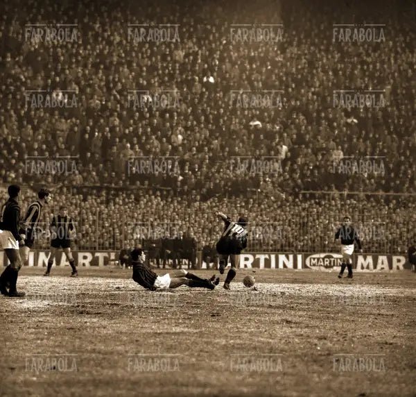 Suarez in azione contro Mora, Milan vs Inter, 1964 - Farabola Immagine digitale