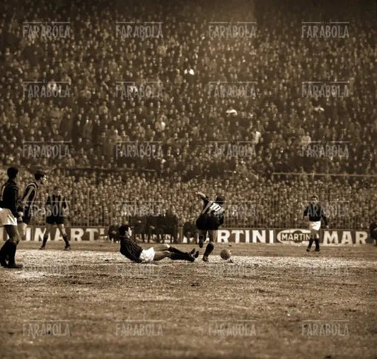 Suarez in azione contro Mora, Milan vs Inter, 1964 - Farabola Immagine digitale