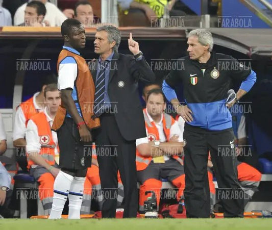 Sulley Muntari riceve istruzioni da Mourinho, Bayern Monaco-Inter, 2010 - Farabola Immagine digitale