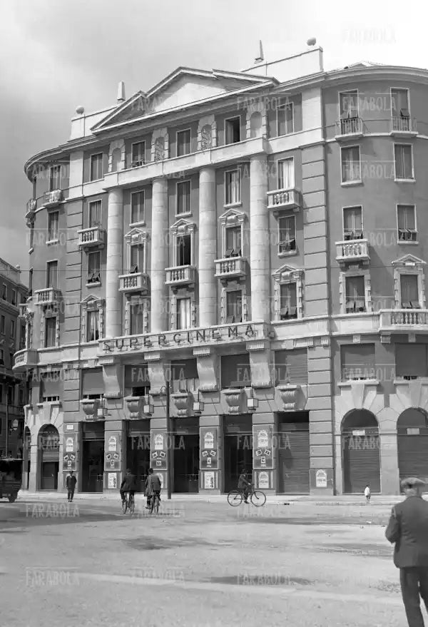 Supercinema a Piazza Vetra, Milano 1931 - Farabola Immagine digitale