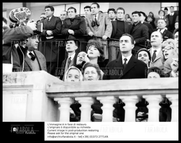 Sylva Koscina, Michelangelo Antonioni e Monica Vitti all'Ippodromo delle Capannelle, Roma, 1961 - Farabola Immagine digitale