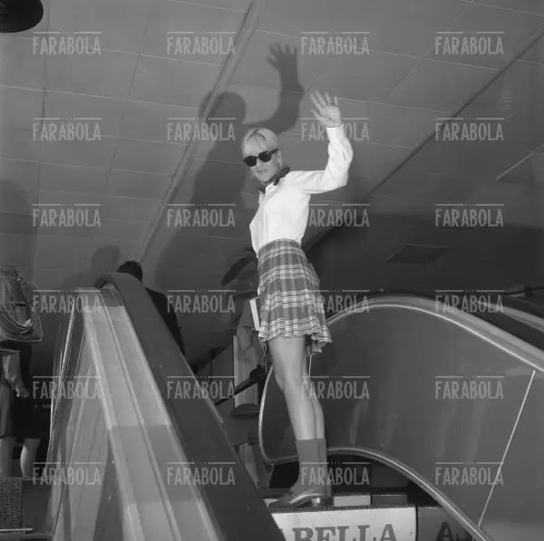 Sylvie Vartan a Linate, Milano, 1967 - Farabola Immagine digitale