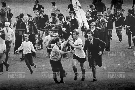 Tarcisio Burgnich inseguito dai tifosi che hanno invaso il campo, Inter vs Torino, 1965 - Farabola Immagine digitale