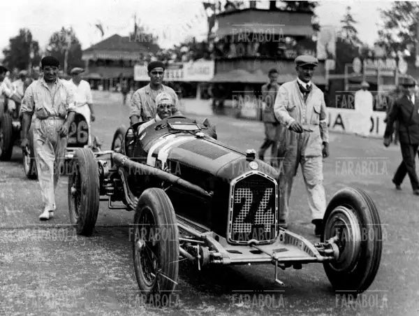 Tazio Nuvolari al Gp di Monza, 1932 - Farabola Immagine digitale