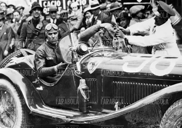 Tazio Nuvolari al rifornimento a Bologna, Mille Miglia, 1933 - Farabola Immagine digitale