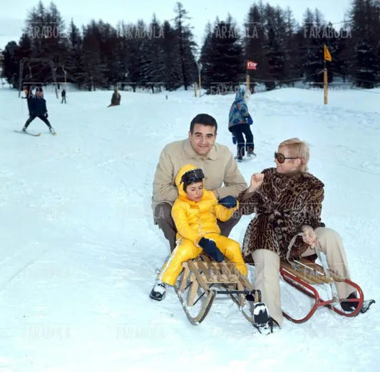 Teddy Reno e Rita Pavone con il figlio dello scià di Persia, anni 70 - Farabola Immagine digitale