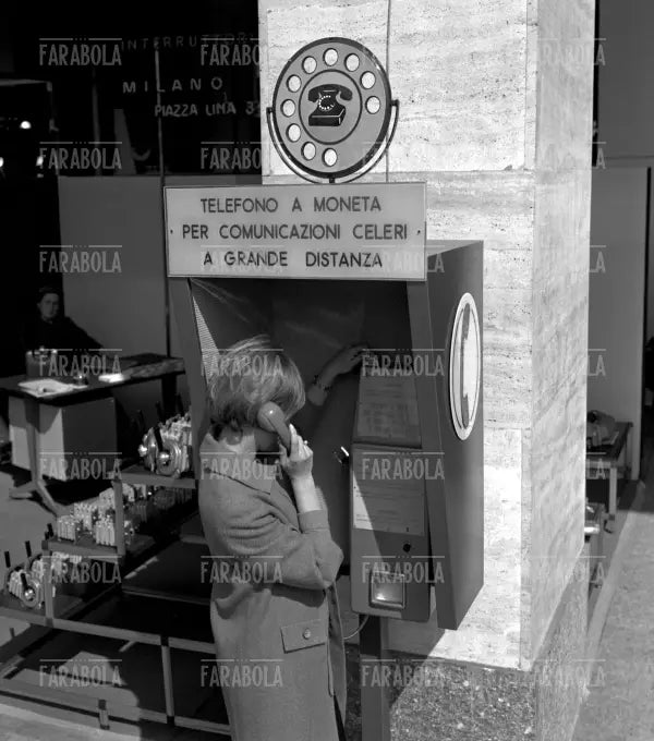 Telefono pubblico alla Fiera Campionaria, Milano, 1966 - Farabola Immagine digitale