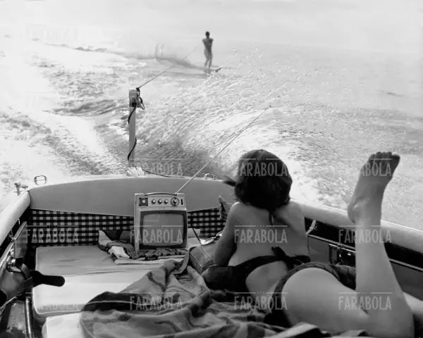 Televisore portatile su motoscafo, 1965 - Farabola Immagine digitale