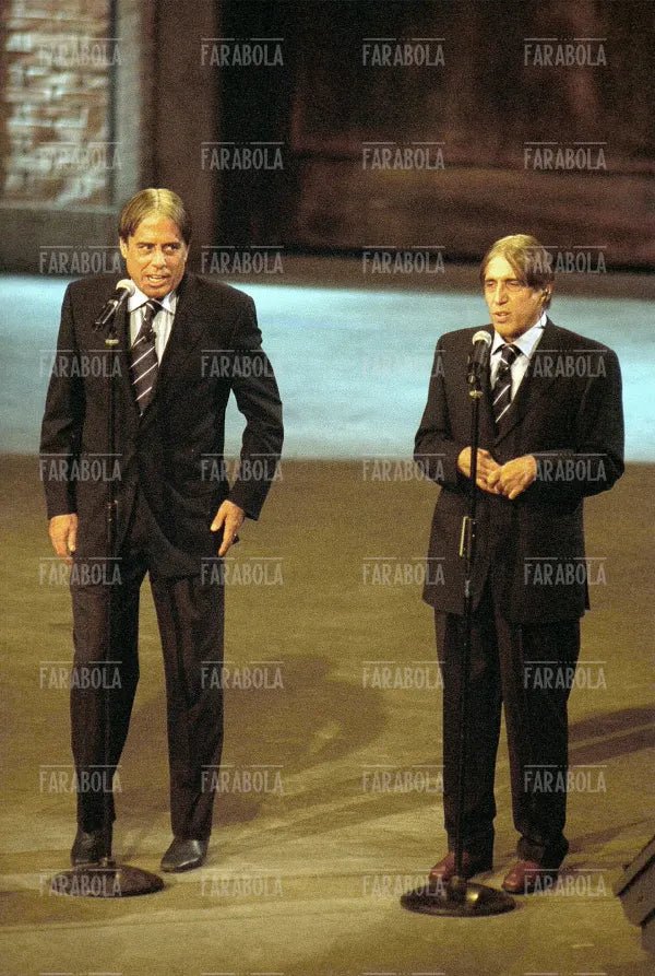 Teo Teocoli e Adriano Celentano imitano Cesare Maldini, Francamente me ne infischio, 1999 - Farabola Immagine digitale