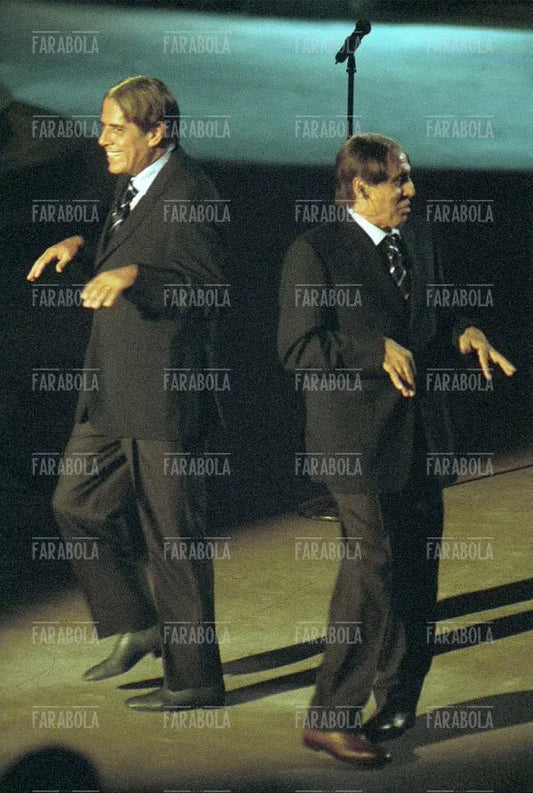 Teo Teocoli e Adriano Celentano imitano Cesare Maldini, Francamente me ne infischio, 1999 - Farabola Immagine digitale