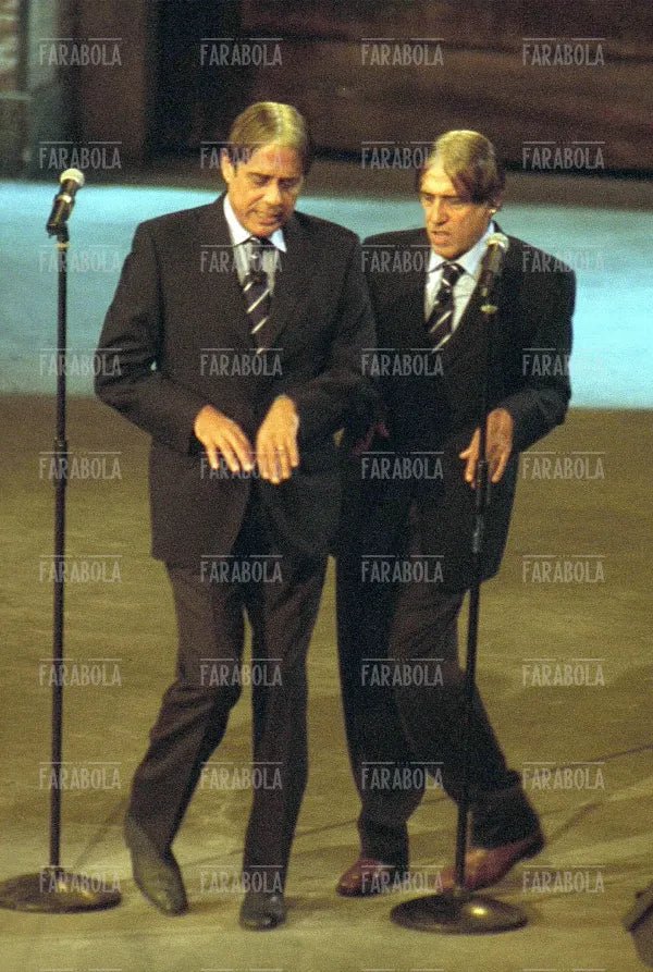 Teo Teocoli e Adriano Celentano imitano Cesare Maldini, Francamente me ne infischio, 1999 - Farabola Immagine digitale